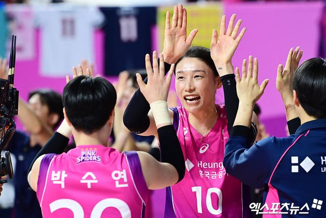 흥국생명 김연경이 2일 인천 삼산월드체육관에서 열린 정관장과의 챔피언결정전 2차전에서 승리 후 동료들과 하이파이브하고 있다. 엑스포츠뉴스 삼산, 박지영 기자