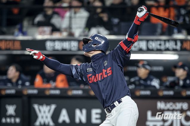 롯데 자이언츠 윤동희가 2일 대전 한화생명 볼파크에서 열린 2025 신한 SOL Bank KBO리그 한화 이글스와의 팀 간 1차전에서 시즌 1호 홈런을 기록, 팀 승리를 이끌었다. 사진 롯데 자이언츠