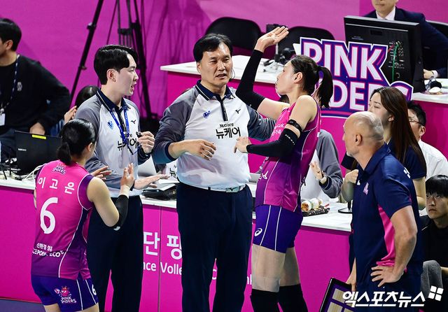 흥국생명 김연경이 2일 인천 삼산월드체육관에서 열린 정관장과의 챔피언결정전 2차전 1세트에서 비디오 판독 결과에 항의하고 있다. 엑스포츠뉴스 삼산, 박지영 기자