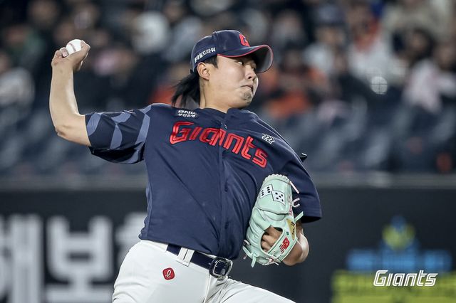 롯데 자이언츠 우완 정철원이 2일 대전 한화생명 볼파크에서 열린 2025 신한 SOL Bank KBO리그 한화 이글스와의 팀 간 1차전에서 0.2이닝 무실점으로 올 시즌 3호 홀드를 수확했다. 사진 롯데 자이언츠