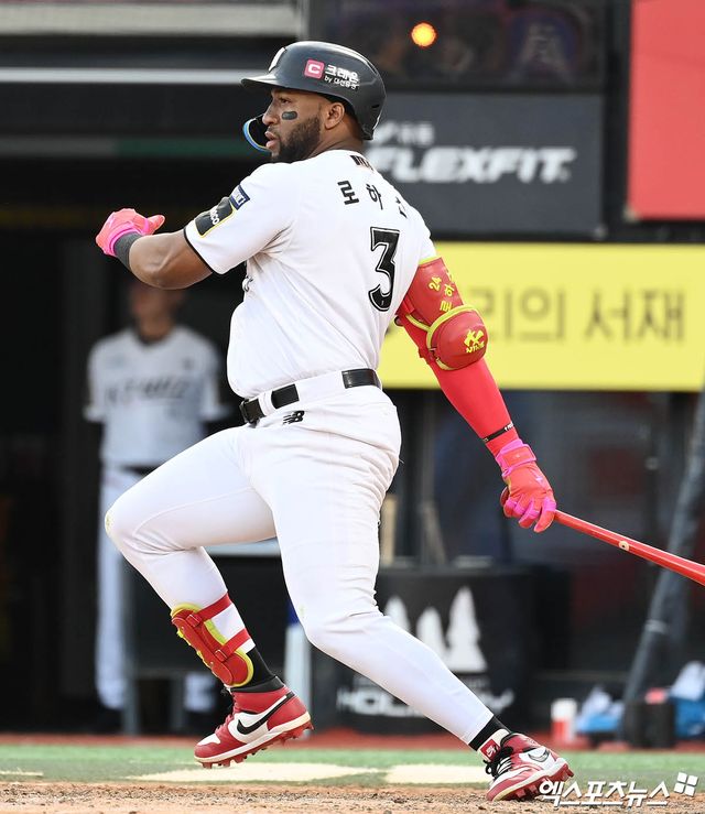 KT 외야수 로하스는 2일 수원 KT위즈파크에서 열린 '2025 신한 SOL Bank KBO 리그' LG와 정규시즌 첫 번째 맞대결에서 1번타자 우익수로 선발 출전했다. 리드오프로 돌아온 직후 시원한 홈런포를 쏘아 올려 팀 1300홈런 기록과 함께 에르난데스를 끌어내렸다. 엑스포츠뉴스 DB