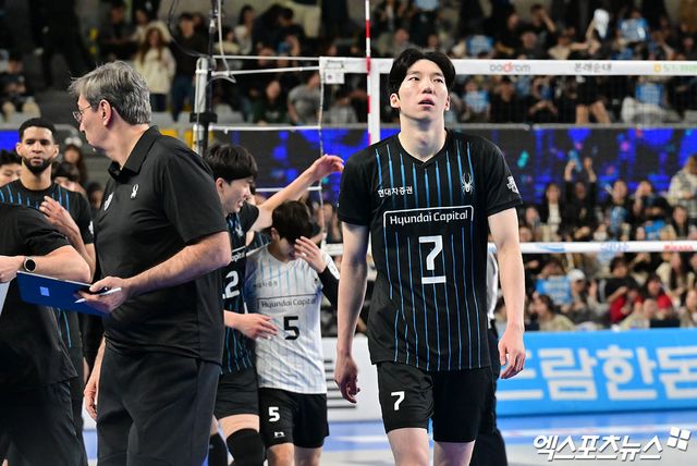 남자 프로배구 현대캐피탈의 허수봉이 1일 천안유관순체육관에서 열린 도드람 2024-2025 V리그 남자부 챔피언 결정전(5전 3승제) 1차전에서 대한항공을 상대로 16점을 기록하며 팀 승리에 기여했다. 사진 김한준 기자