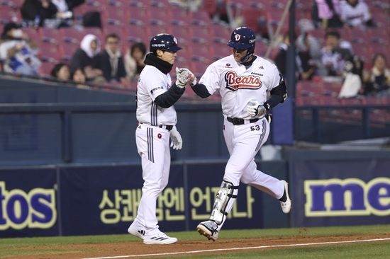 두산 베어스가 2일 잠실 키움전 승리로 2연패에서 탈출했다. 선발 투수 최승용의 퀄리티 스타트 쾌투와 함께 이영하의 멀티 이닝 소화가 빛났다. 또 시즌 첫 안타와 결승점을 유도한 외야수 추재현도 첫 선발 출전 경기에서 강한 인상을 남겼다. 두산 베어스