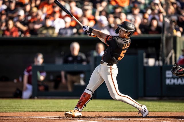 샌프란시스코 자이언츠 이정후는 2일 미국 텍사스주 휴스턴의 다이킨파크에서 열린 2025 미국 메이저리그(MLB) 휴스턴 애스트로스와의 원정경기에 3번 타자 겸 중견수로 선발 출전했다. 2루타를 터트리며 4타수 1안타를 기록했다. 샌프란시스코는 3-1 승리로 미소 지었다. AP 연합뉴스