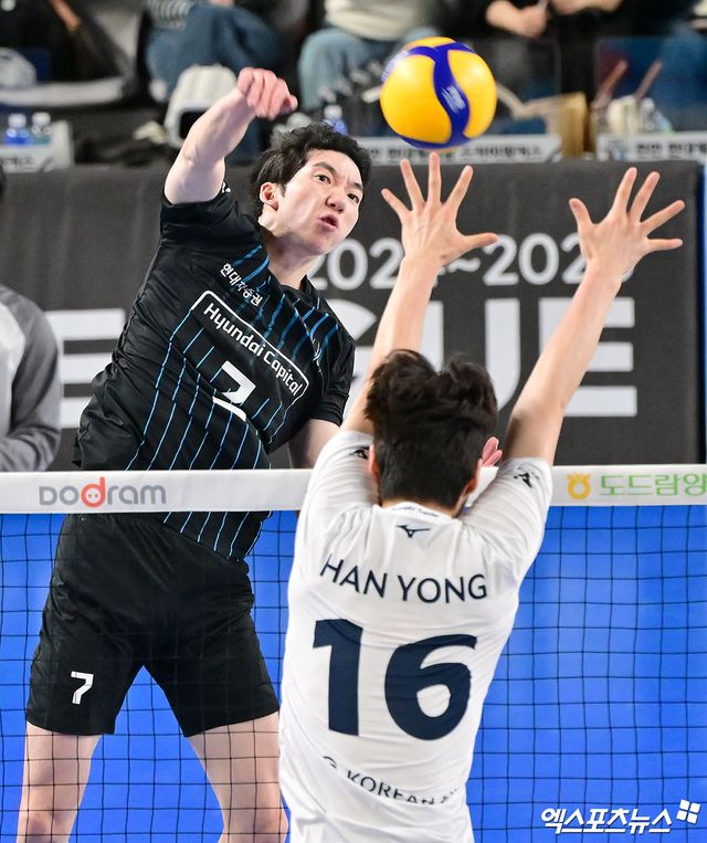 남자 프로배구 현대캐피탈의 허수봉이 1일 천안유관순체육관에서 열린 도드람 2024-2025 V리그 남자부 챔피언 결정전(5전 3승제) 1차전에서 대한항공을 상대로 16점을 기록하며 팀 승리에 기여했다. 사진 김한준 기자