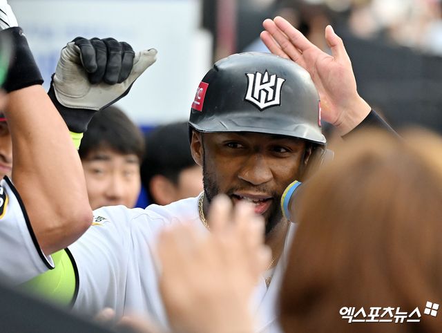 KT 외야수 로하스는 2일 수원 KT위즈파크에서 열린 '2025 신한 SOL Bank KBO 리그' LG와 정규시즌 첫 번째 맞대결에서 1번타자 우익수로 선발 출전했다. 리드오프로 돌아온 직후 시원한 홈런포를 쏘아 올려 팀 1300홈런 기록과 함께 에르난데스를 끌어내렸다. 엑스포츠뉴스 DB