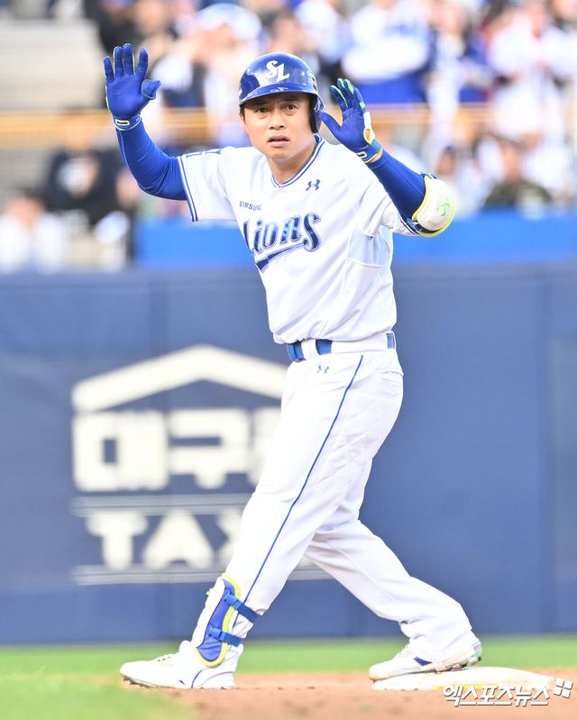 26일 오후 대구삼성라이온즈파크에서 열린 '2024 신한 SOL Bank KBO 한국시리즈' KIA 타이거즈와 삼성 라이온즈의 4차전 경기, 6회말 1사 삼성 김헌곤이 우중간 2루타를 날린 후 타임을 요청하고 있다. 엑스포츠뉴스 DB