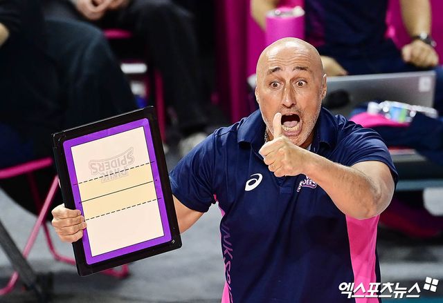 흥국생명 마르첼로 아본단자 감독이 2일 인천 삼산월드체육관에서 열린 정관장과의 챔피언결정전 2차전에서 선수에게 엄지를 치켜세우고 있다. 엑스포츠뉴스 삼산, 박지영 기자