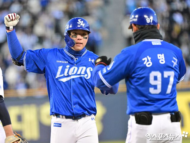 29일 오후 서울 송파구 잠실야구장에서 열린 '2025 신한 SOL Bank KBO리그' 삼성 라이온즈와 두산 베어스의 경기, 7회초 무사 1,2루 삼성 김영웅이 우전안타를 날린 후 기뻐하고 있다. 엑스포츠뉴스 DB