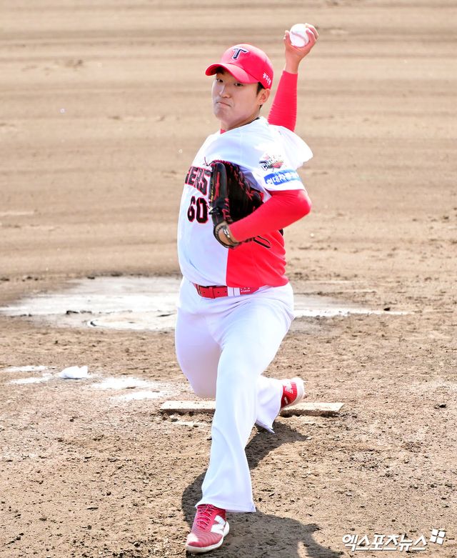 27일 오후 일본 오키나와 킨 구장에서 열린 LG 트윈스와 KIA 타이거즈의 연습경기, 1회초 KIA 선발투수 김도현이 공을 힘차게 던지고 있다. 엑스포츠뉴스 DB