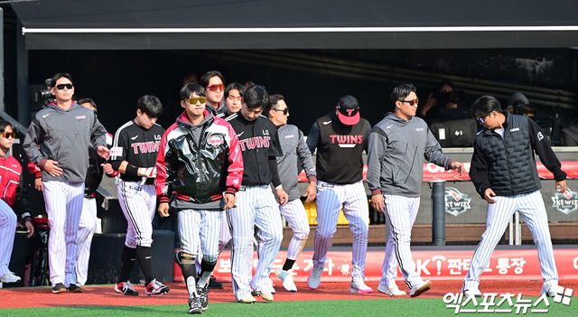 LG는 2일 수원 KT위즈파크에서 열린 '2025 신한 SOL Bank KBO 리그' KT와 정규시즌 첫 번째 맞대결에서 5-9로 패했다. 선발 등판한 에르난데스가 ⅔이닝 8실점 하며 일찌감치 승기를 빼앗겼다. 엑스포츠뉴스 DB