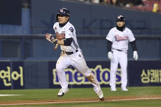 두산 베어스가 2일 잠실 키움전 승리로 2연패에서 탈출했다. 선발 투수 최승용의 퀄리티 스타트 쾌투와 함께 이영하의 멀티 이닝 소화가 빛났다. 또 시즌 첫 안타와 결승점을 유도한 외야수 추재현도 첫 선발 출전 경기에서 강한 인상을 남겼다. 두산 베어스