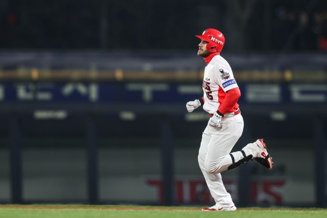 KIA 타이거즈 외국인 타자 패트릭 위즈덤이 2일 광주-KIA챔피언스필드에서 열린 2025 신한 SOL Bank KBO리그 삼성 라이온즈와의 시즌 1차전에 2번타자 겸 1루수로 선발 출전해 3타수 1안타(1홈런) 2타점 1볼넷을 기록했다. KIA 타이거즈