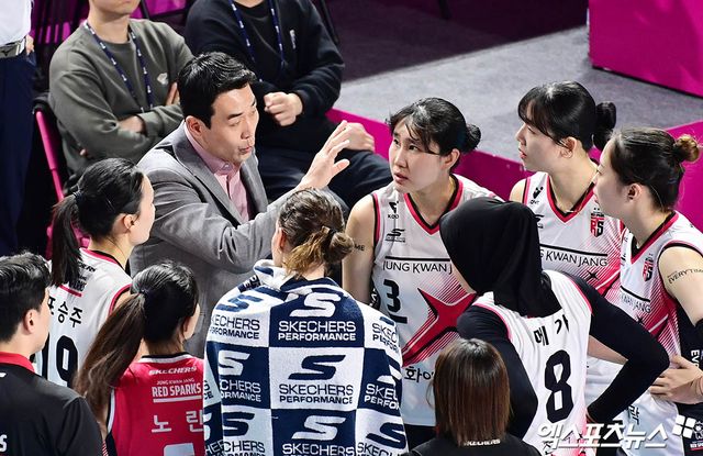 정관장 고희진 감독이 2일 인천 삼산월드체육관에서 열린 흥국생명과의 챔피언결정전 2차전에서 작전타임을 갖고 있다. 엑스포츠뉴스 삼산, 박지영 기자