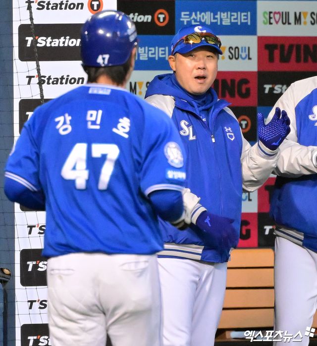  29일 오후 서울 송파구 잠실야구장에서 열린 '2025 신한 SOL Bank KBO리그' 삼성 라이온즈와 두산 베어스의 경기, 7회초 무사 만루 삼성 강민호가 폭투때 득점에 성공하자 박진만 감독이 기뻐하고 있다. 엑스포츠뉴스 DB