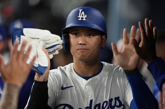 LA 다저스 오타니 쇼헤이가 2025 미국 메이저리그 정규시즌 경기에 출전해 득점한 뒤 동료들과 하이파이브하고 있다. AP 연합뉴스
