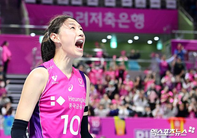 흥국생명 김연경이 2일 인천 삼산월드체육관에서 열린 정관장과의 챔피언결정전 2차전에서 포효하고 있다. 엑스포츠뉴스 삼산, 박지영 기자