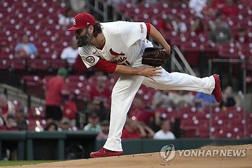 미국 메이저리그 베테랑 투수 랜스 린이 지난해 세인트루이스 카디널스 소속으로 경기에 선발 등판해 투구하고 있다. AP 연합뉴스