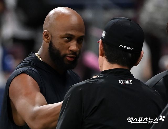 KT 외야수 로하스(왼쪽)는 2일 수원 KT위즈파크에서 열린 '2025 신한 SOL Bank KBO 리그' LG와 정규시즌 첫 번째 맞대결에서 1번타자 우익수로 선발 출전했다. 리드오프로 돌아온 직후 시원한 홈런포를 쏘아 올려 팀 1300홈런 기록과 함께 에르난데스를 끌어내렸다. 엑스포츠뉴스 DB