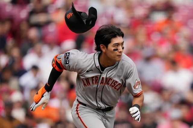 샌프란시스코 자이언츠 이정후가 2025 미국 메이저리그 정규시즌 경기에 출전해 타격 후 전력 질주하고 있다. AP 연합뉴스