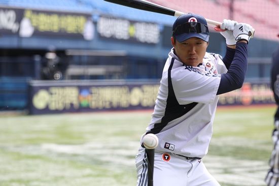 두산 베어스가 지난 1일 몸살 기운으로 1군 엔트리에서 빠진 제이크 케이브 대체자로 트레이드 또 다른 주인공 추재현을 선택할지 주목받는 분위기다. 두산 베어스