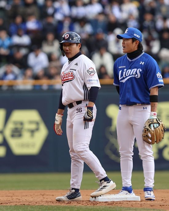 두산 베어스가 지난 1일 몸살 기운으로 1군 엔트리에서 빠진 제이크 케이브 대체자로 트레이드 또 다른 주인공 추재현을 선택할지 주목받는 분위기다. 두산 베어스