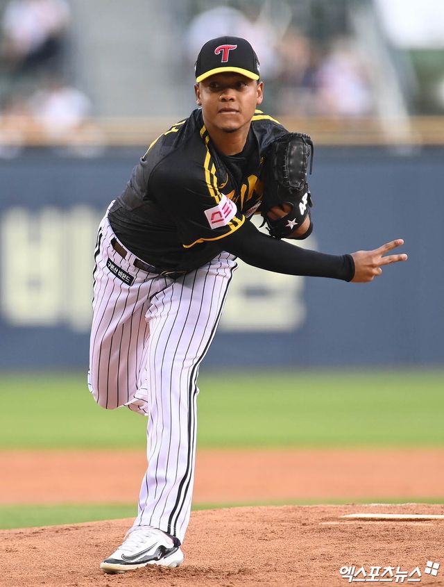 LG 투수 에르난데스는 2일 수원 KT위즈파크에서 열린 '2025 신한 SOL Bank KBO 리그' KT와 정규시즌 첫 번째 맞대결에서 선발 등판했다. 경기 초반 난조를 보이며 ⅔이닝 8실점으로 일찌감치 마운드에서 물러났다. 엑스포츠뉴스 DB 