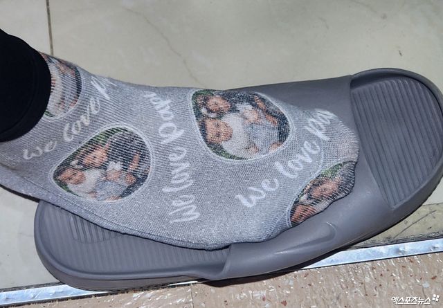 가족사진이 프린팅된 로하스의 양말. 수원, 박정현 기자