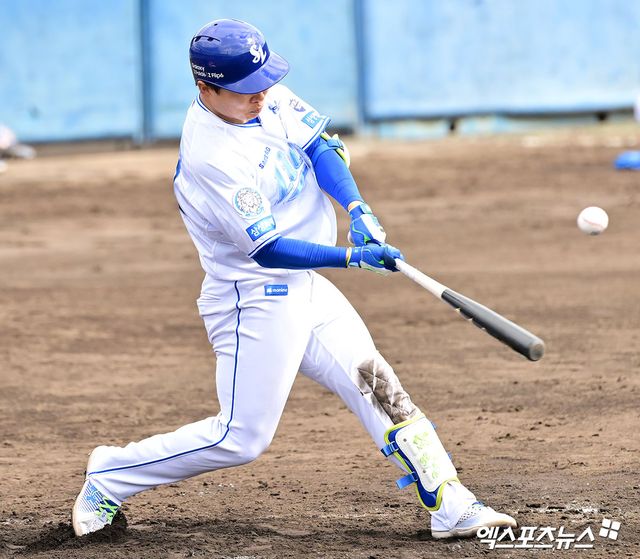 25일 오후 일본 오키나와 온나손 구장에서 열린 SSG 랜더스와 삼성 라이온즈의 연습경기, 5회말 삼성 김헌곤이 우전안타를 날리고 있다. 엑스포츠뉴스 DB
