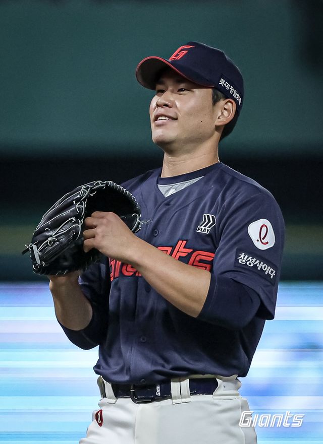 롯데 자이언츠 투수 김진욱이 지난달 26일 문학 SSG 랜더스전에서 시즌 첫 선발 등판해 퀄리티 스타트 쾌투를 펼쳤다. 롯데 자이언츠