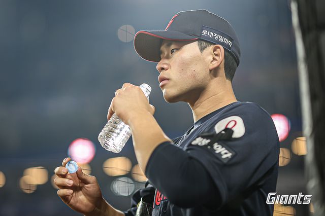 롯데 자이언츠 좌완 영건 김진욱이 2일 대전 한화생명 볼파크에서 열린 2025 신한 SOL Bank KBO리그 한화 이글스와의 팀 간 1차전에 선발등판, 5.1이닝 2실점 1자책 호투로 승리투수가 됐다. 사진 롯데 자이언츠