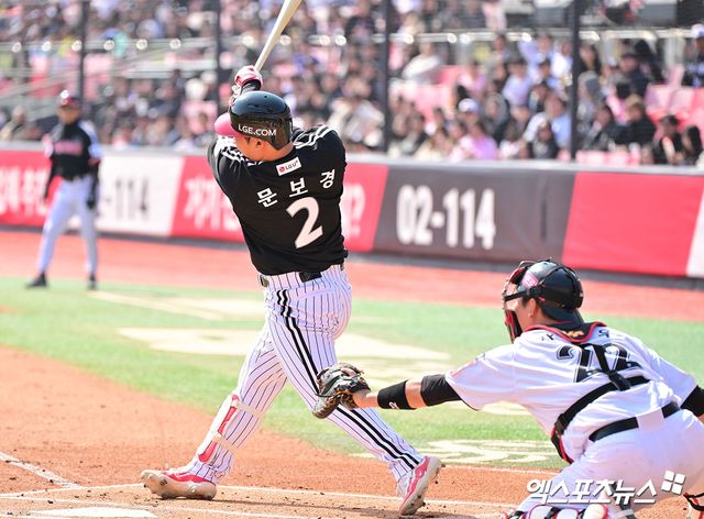 LG 내야수 문보경은 2일 수원 KT위즈파크에서 열린 '2025 신한 SOL Bank KBO 리그' KT전에서 4번 지명타자로 선발 출전한다. 수비 훈련 도중 어깨 통증을 느껴 3루수에서 지명타자로 자리를 옮겼다. 엑스포츠뉴스 DB