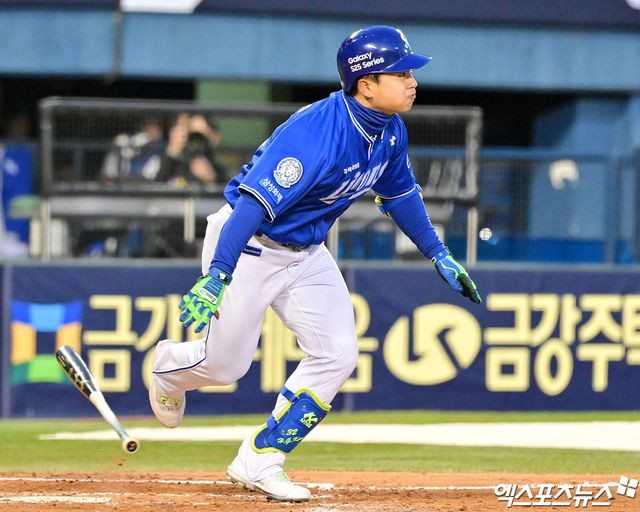 29일 오후 서울 송파구 잠실야구장에서 열린 '2025 신한 SOL Bank KBO리그' 삼성 라이온즈와 두산 베어스의 경기, 7회초 무사 2,3루 삼성 김헌곤이 1타점 적시타를 날리고 있다. 엑스포츠뉴스 DB