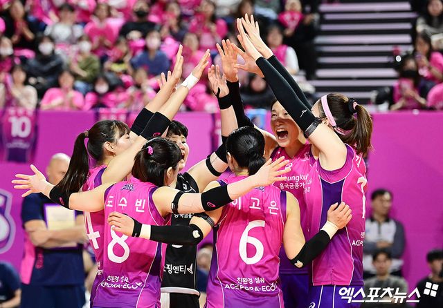 흥국생명 선수들이 2일 인천 삼산월드체육관에서 열린 정관장과의 챔피언결정전 2차전에서 세리머니하고 있다. 엑스포츠뉴스 삼산, 박지영 기자