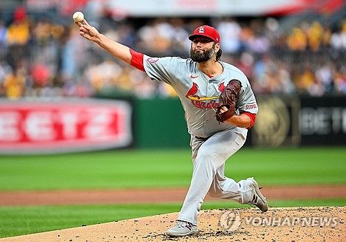 미국 메이저리그 베테랑 투수 랜스 린이 지난해 세인트루이스 카디널스 소속으로 경기에 선발 등판해 투구하고 있다. AFP 연합뉴스