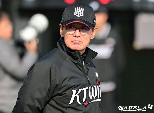 이강철 KT 감독은 2일 수원 KT위즈파크에서 열릴 '2025 신한 SOL Bank KBO 리그' LG전을 앞두고 타순을 바꿨다. 기존 강백호-로하스 테이블세터에서 로하스-강백호로 변화를 줬다. 엑스포츠뉴스 DB