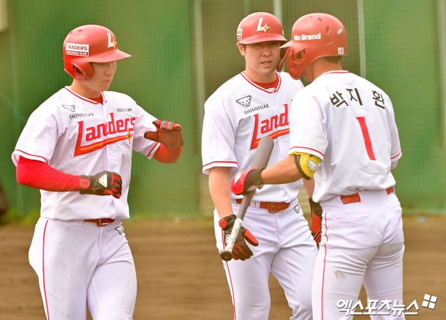 28일 오후 일본 오키나와 구시가와 구장에서 열린 KT 위즈와 SSG 랜더스의 연습경기, 1회말 SSG 박성한과 최정이 고명준의 2타점 적시타때 득점에 성공하고 있다. 엑스포츠뉴스 DB