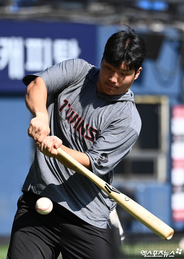 LG 내야수 문보경은 2일 수원 KT위즈파크에서 열린 '2025 신한 SOL Bank KBO 리그' KT전에서 4번 지명타자로 선발 출전한다. 수비 훈련 도중 어깨 통증을 느껴 3루수에서 지명타자로 자리를 옮겼다. 엑스포츠뉴스 DB