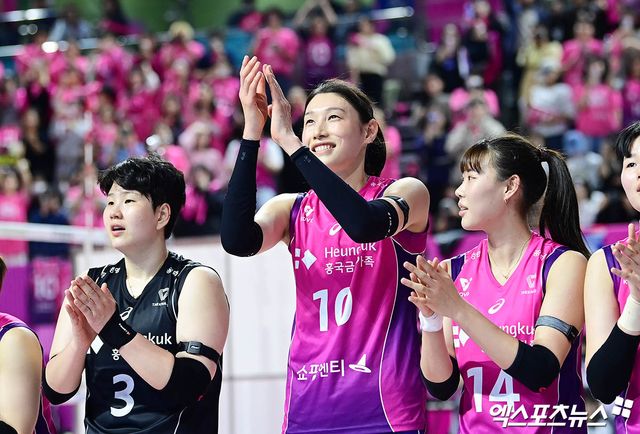 흥국생명 김연경이 2일 인천 삼산월드체육관에서 열린 정관장과의 챔피언결정전 2차전에서 승리 후 팬들에게 인사하고 있다. 엑스포츠뉴스 삼산, 박지영 기자