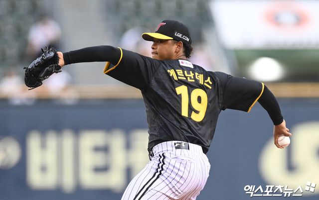 LG 투수 에르난데스는 2일 수원 KT위즈파크에서 열린 '2025 신한 SOL Bank KBO 리그' KT와 정규시즌 첫 번째 맞대결에서 선발 등판했다. 경기 초반 난조를 보이며 ⅔이닝 8실점으로 일찌감치 마운드에서 물러났다. 엑스포츠뉴스 DB 