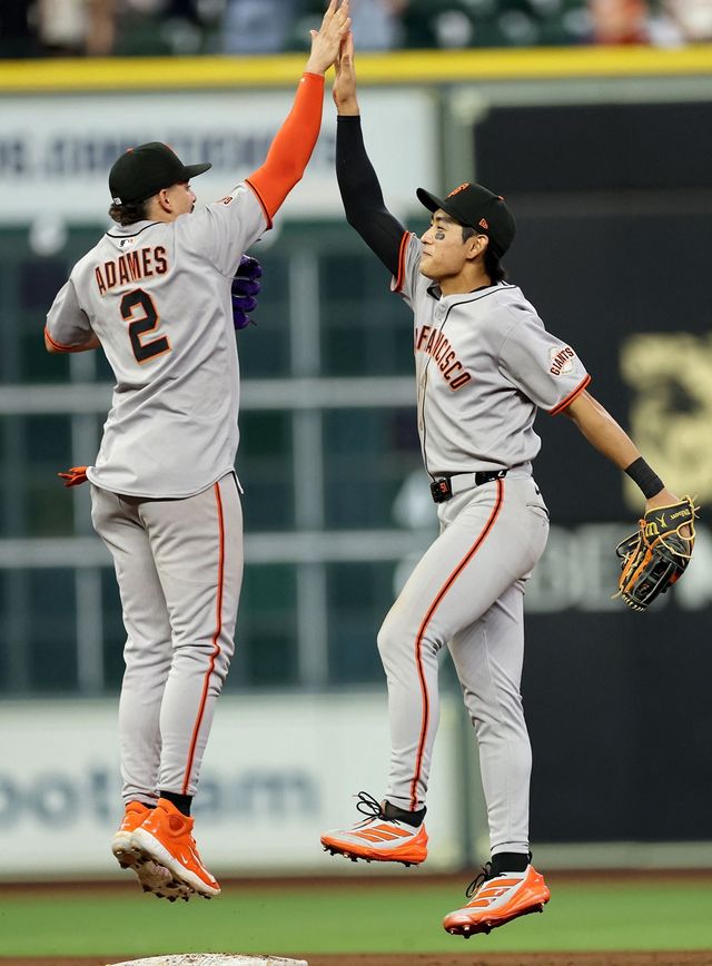 샌프란시스코 자이언츠 이정후는 2일 미국 텍사스주 휴스턴의 다이킨파크에서 열린 2025 미국 메이저리그(MLB) 휴스턴 애스트로스와의 원정경기에 3번 타자 겸 중견수로 선발 출전했다. 2루타를 터트리며 4타수 1안타를 기록했다. 샌프란시스코는 3-1 승리로 미소 지었다. AFP 연합뉴스