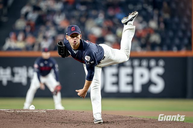롯데 자이언츠 좌완 영건 김진욱이 2일 대전 한화생명 볼파크에서 열린 2025 신한 SOL Bank KBO리그 한화 이글스와의 팀 간 1차전에 선발등판, 5.1이닝 2실점 1자책 호투로 승리투수가 됐다. 사진 롯데 자이언츠
