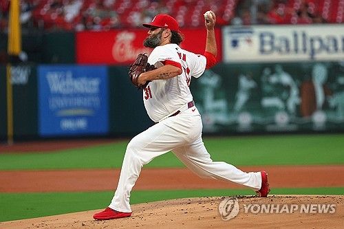 미국 메이저리그 베테랑 투수 랜스 린이 지난해 세인트루이스 카디널스 소속으로 경기에 선발 등판해 투구하고 있다. AFP 연합뉴스