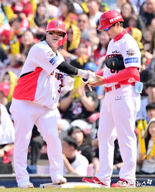 22일 오후 광주기아챔피언스필드에서 열린 '2025 신한 SOL Bank KBO리그' NC 다이노스와 KIA 타이거즈의 개막전 경기, 2회말 2사 KIA 김선빈이 중전안타를 날린 후 타임을 요청하고 있다. 엑스포츠뉴스 DB
