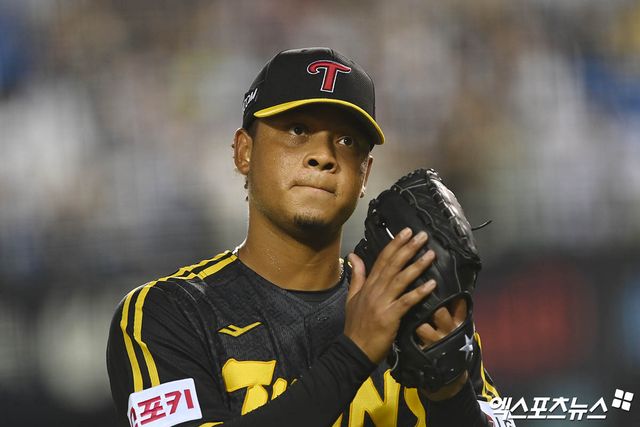 ​​LG 투수 에르난데스는 2일 수원 KT위즈파크에서 열린 '2025 신한 SOL Bank KBO 리그' KT와 정규시즌 첫 번째 맞대결에서 선발 등판했다. 경기 초반 난조를 보이며 ⅔이닝 8실점으로 일찌감치 마운드에서 물러났다. 엑스포츠뉴스 DB 