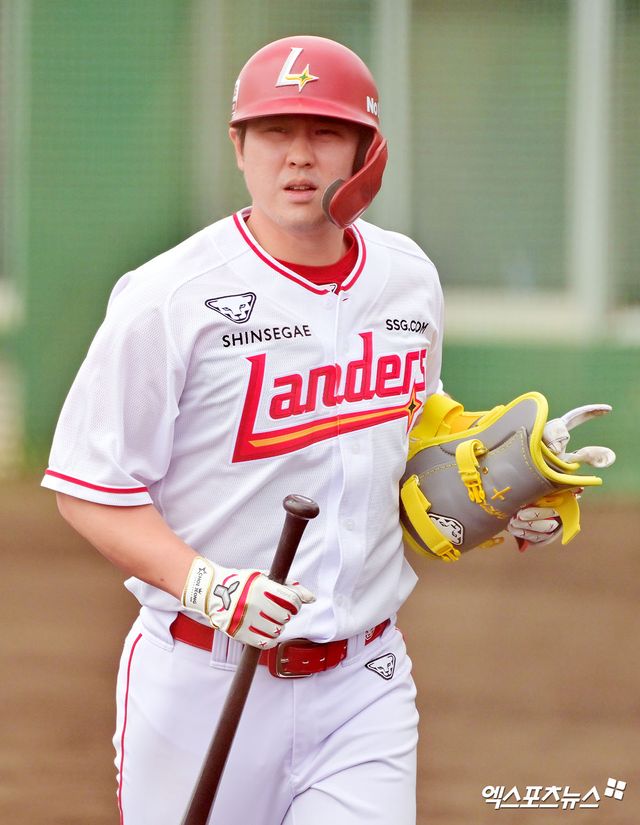 28일 오후 일본 오키나와 구시가와 구장에서 열린 KT 위즈와 SSG 랜더스의 연습경기, 2회말 SSG 최정이 1타점 희생플라이를 날린 후 더그아웃으로 향하고 있다. 엑스포츠뉴스 DB