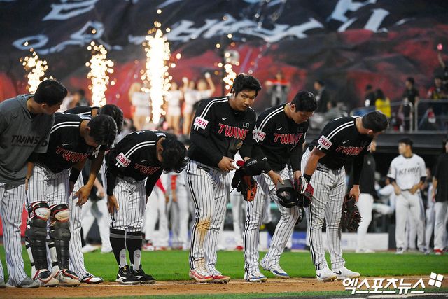 LG는 2일 수원 KT위즈파크에서 열린 '2025 신한 SOL Bank KBO 리그' KT와 정규시즌 첫 번째 맞대결에서 5-9로 패했다. 선발 등판한 에르난데스가 ⅔이닝 8실점 하며 일찌감치 승기를 빼앗겼다. 엑스포츠뉴스 DB