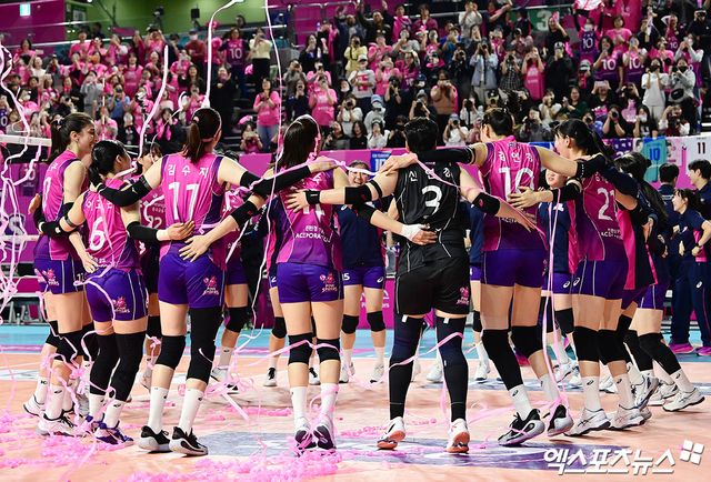 흥국생명 선수들이 2일 인천 삼산월드체육관에서 열린 정관장과의 챔피언결정전 2차전에서 승리한 뒤 세리머니하고 있다. 엑스포츠뉴스 삼산, 박지영 기자