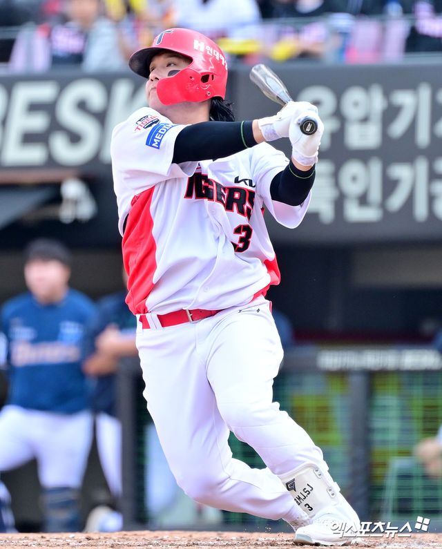 23일 오후 광주기아챔피언스필드에서 열린 '2025 신한 SOL Bank KBO리그' NC 다이노스와 KIA 타이거즈의 경기, 6회말 1사 2루 KIA 김선빈이 1타점 2루타를 날리고 있다. 엑스포츠뉴스 DB