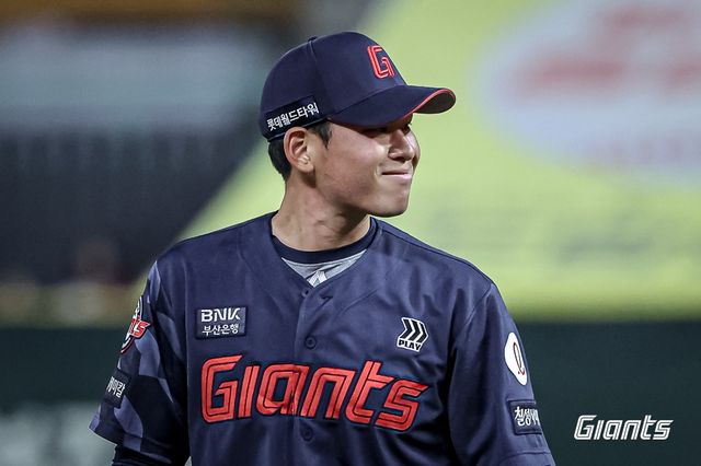 롯데 자이언츠 투수 김진욱이 지난달 26일 문학 SSG 랜더스전에서 시즌 첫 선발 등판해 퀄리티 스타트 쾌투를 펼쳤다. 롯데 자이언츠